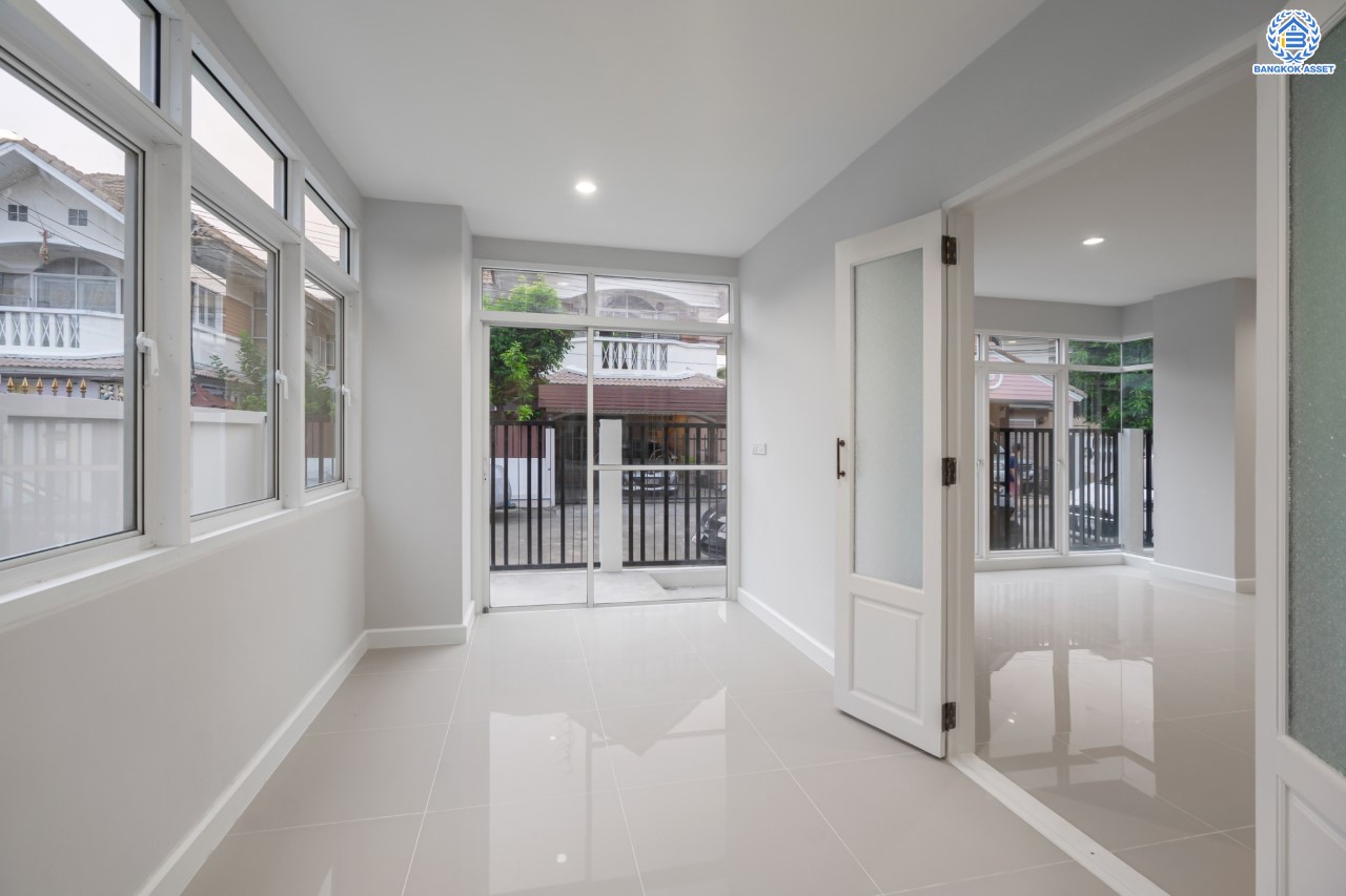 บ้านมือสองตกแต่งใหม่ ม.รัชชา2 บางใหญ่ หลังมุม เนื้อที่ 59 ตร.ว. ฟังก์ชัน 3 ห้องนอน 3 ห้องน้ำ 1 ห้องอเนกประสงค์ จอดรถได้ 2 คัน บนทำเลเชื่อมต่อถ.กาญจนาภิเษก ใกล้เซ็นทรัลเวสต์เกต ทางด่วน "กาญจนาภิเษก" และรถไฟฟ้าสายสีม่วง "สถานีตลาดบางใหญ่"